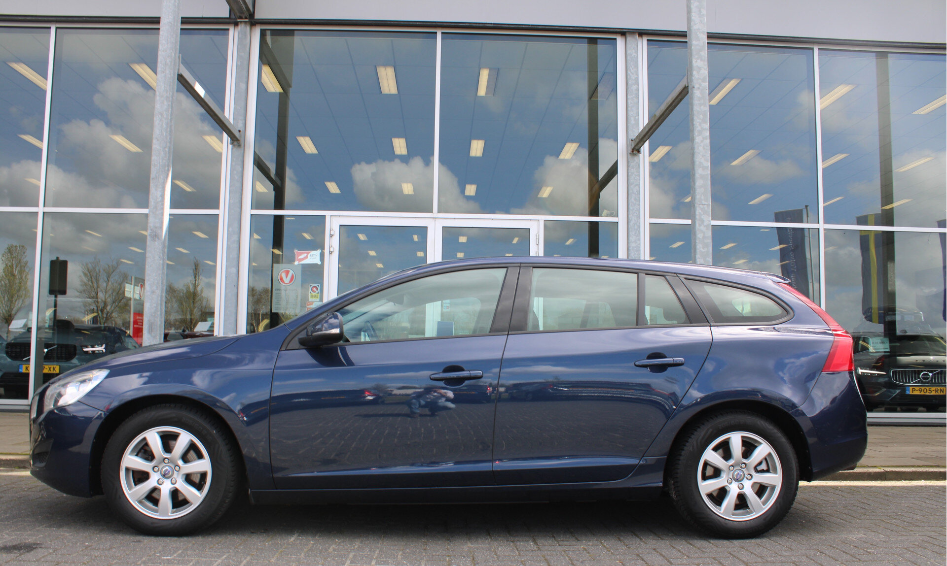 Volvo V60 T3 150PK Automaat Kinetic - Afbeelding 2