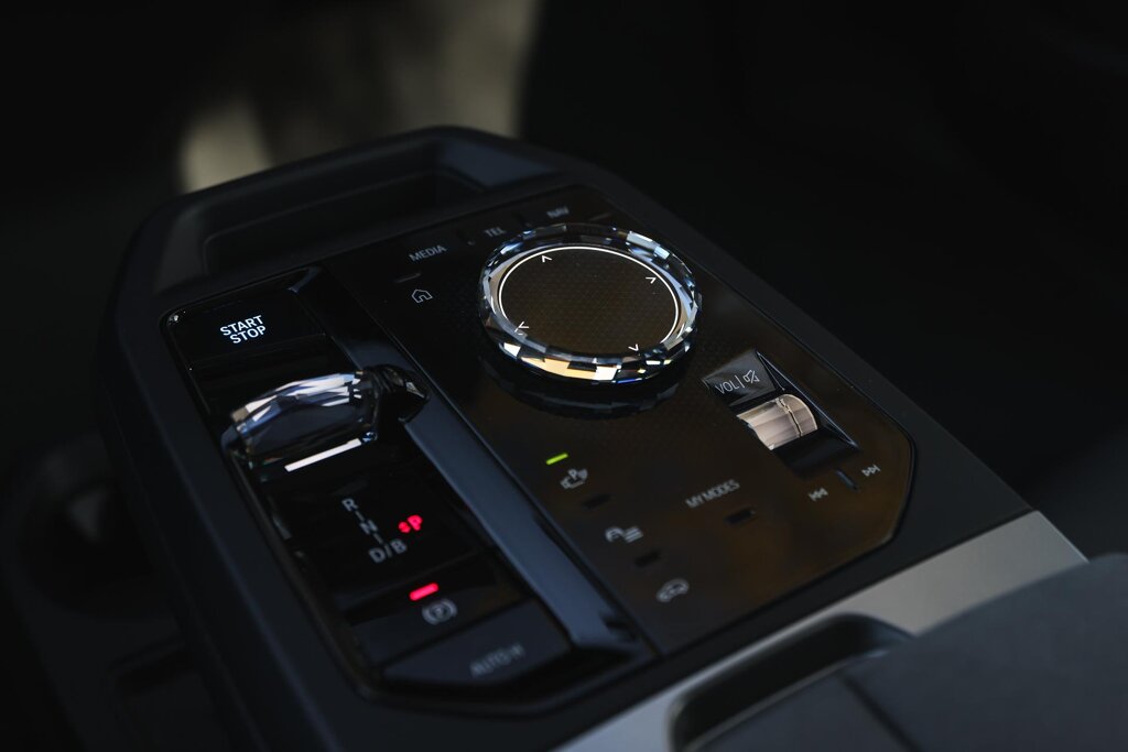 BMW iX 16