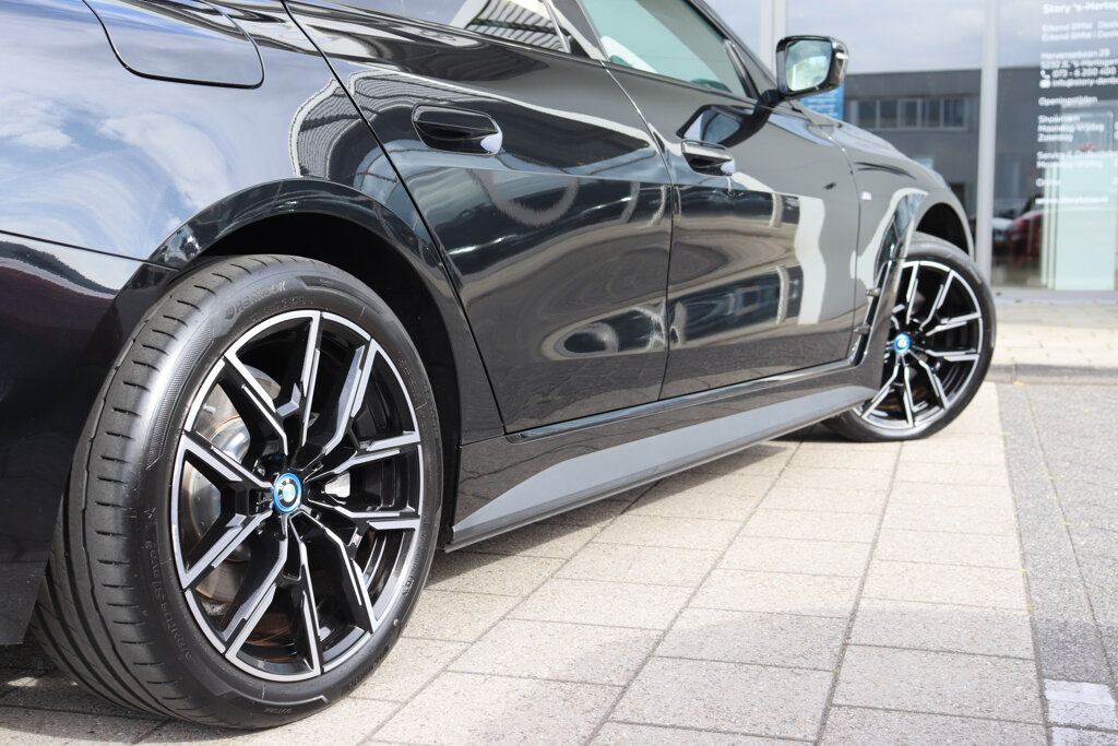 BMW i4 12