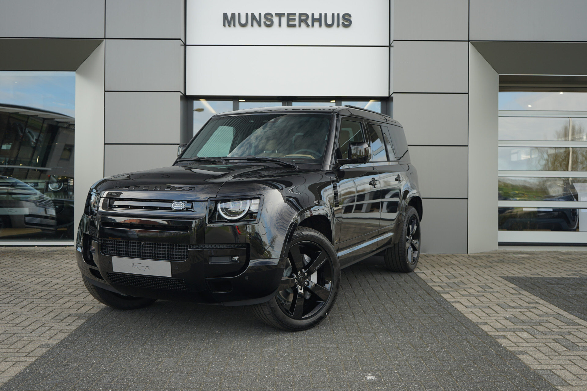 Land Rover Defender 110 P300e 110 Dynamic HSE Edition