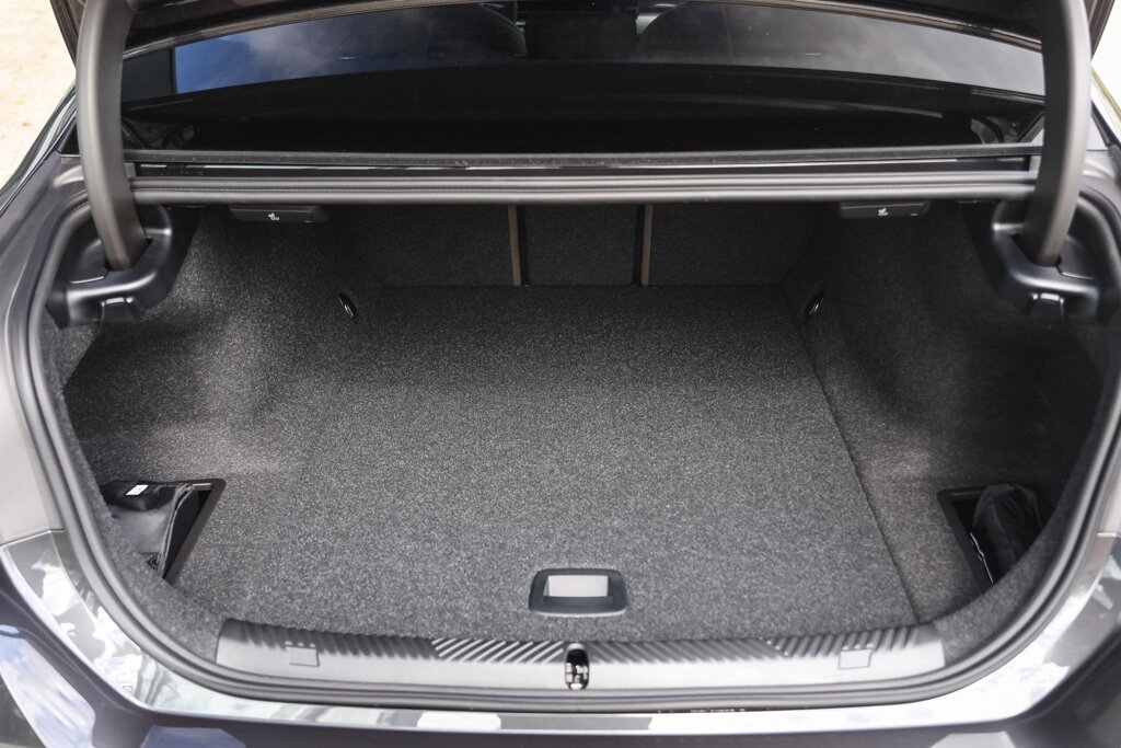 BMW i5 28