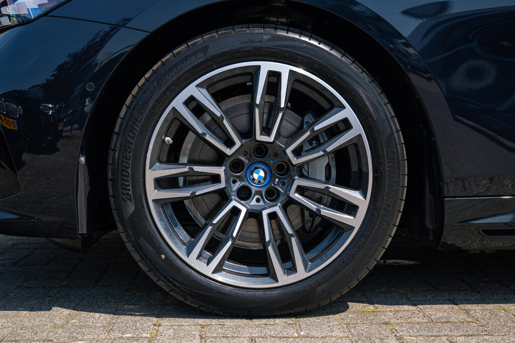 BMW i5 44