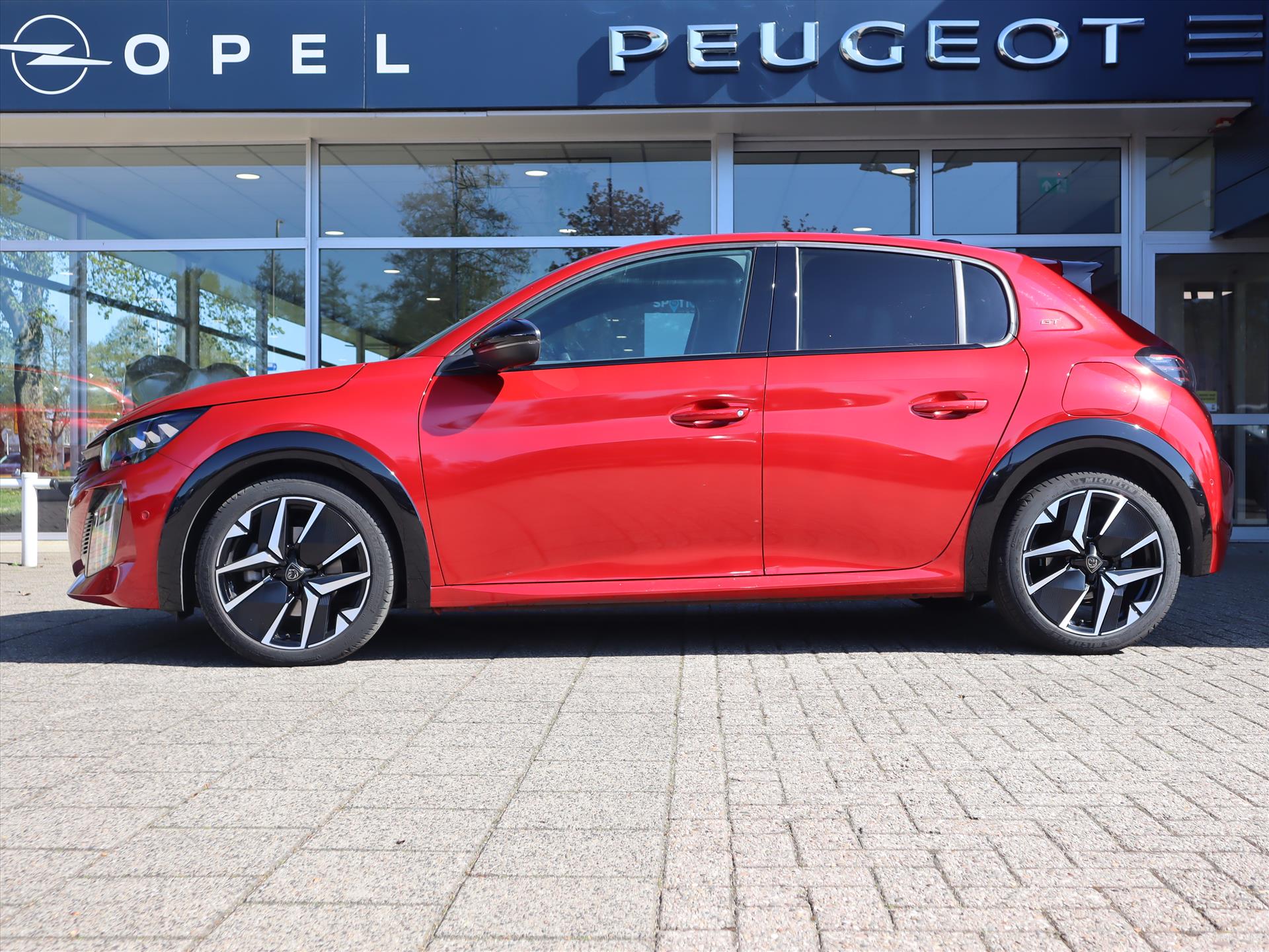 Peugeot 208 GT HYBRID 145pk e-DCS6 automaat, Rijklaarprijs, Camera voor en achter Adaptieve cruise control Keyless - Afbeelding 2