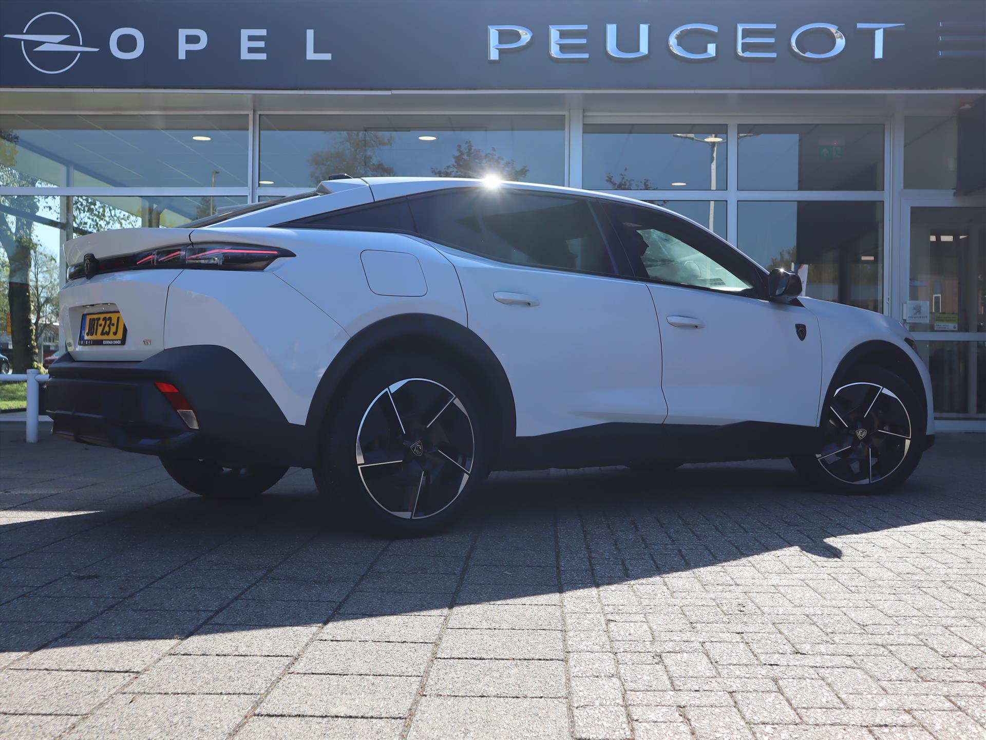 Peugeot 408 GT Hybrid 145pk e-DCS6 Automaat, Rijklaarprijs, Navigatie 360 graden Camera Adaptieve cruise control Elekrtische kofferklep - Afbeelding 4