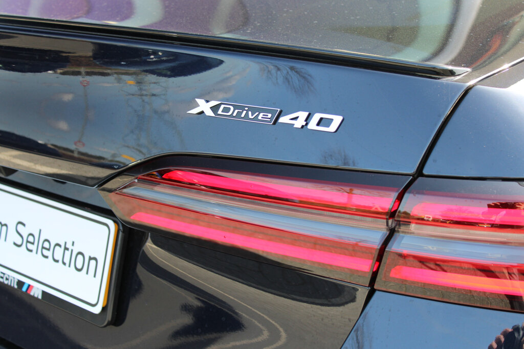 BMW i5 27
