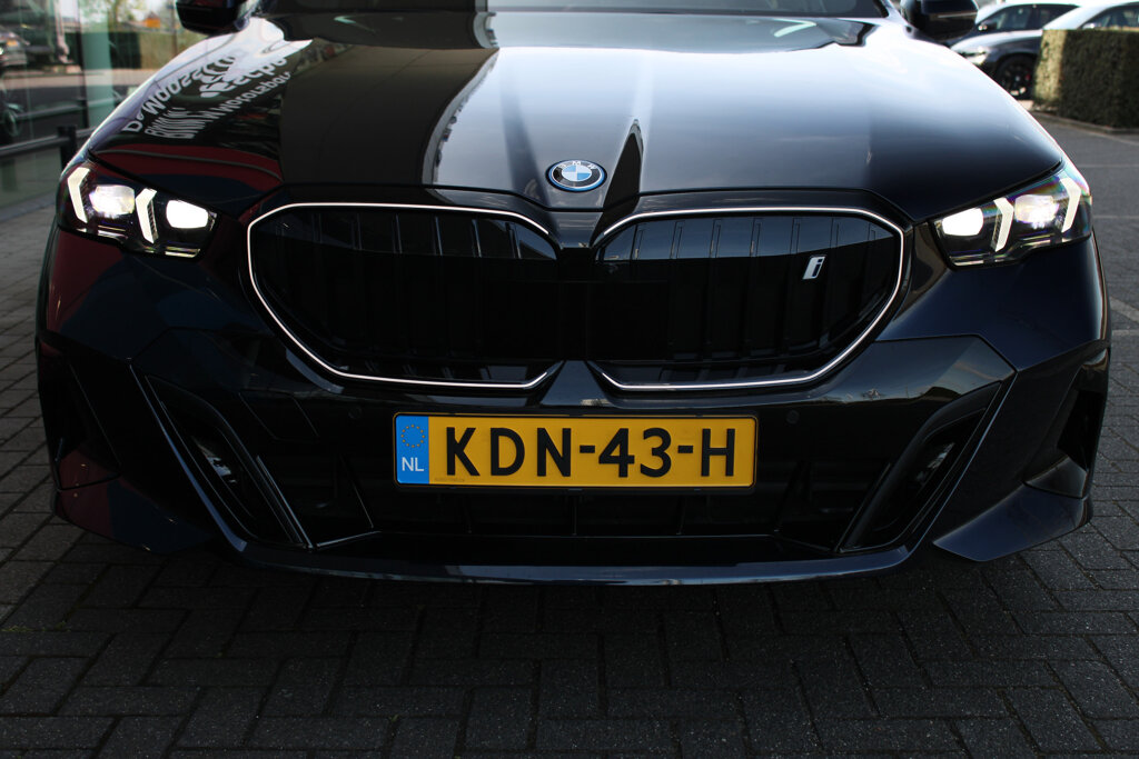 BMW i5 40