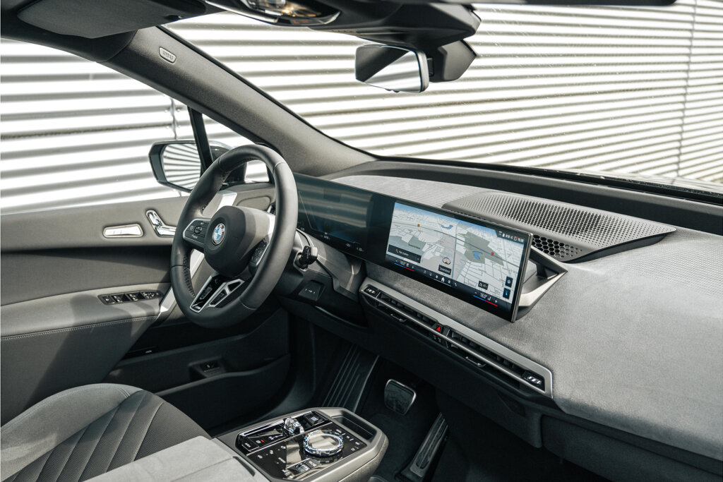 BMW iX 13