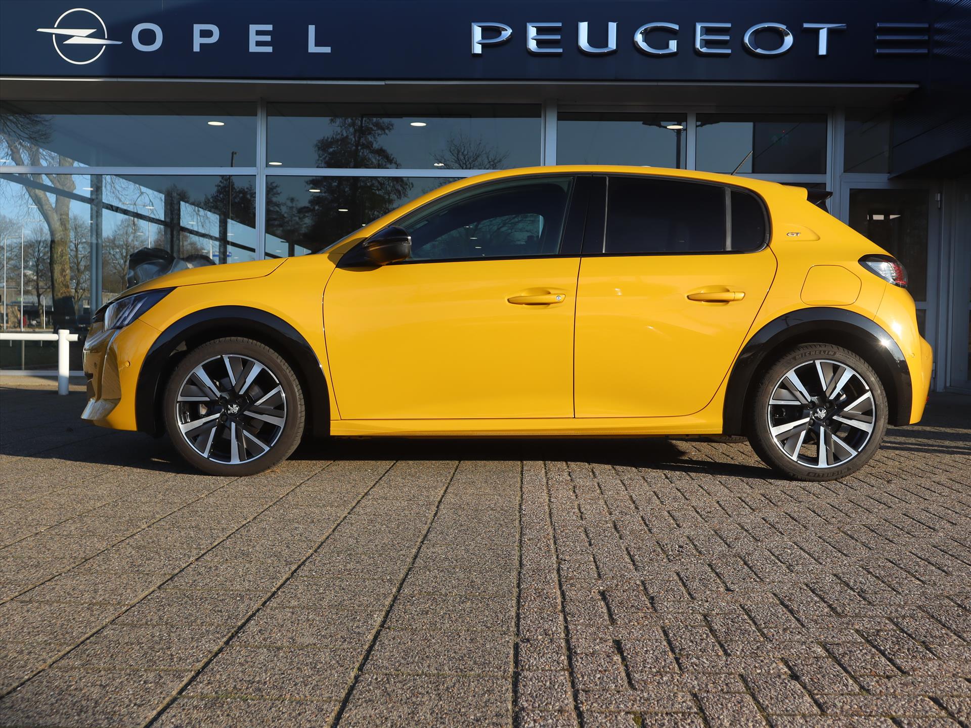 Peugeot 208 GT-Pack PureTech 100PK H6, Rijklaarprijs, Panoramadak Navigatie Adaptieve Cruise Control Stoelverwarming - Afbeelding 2