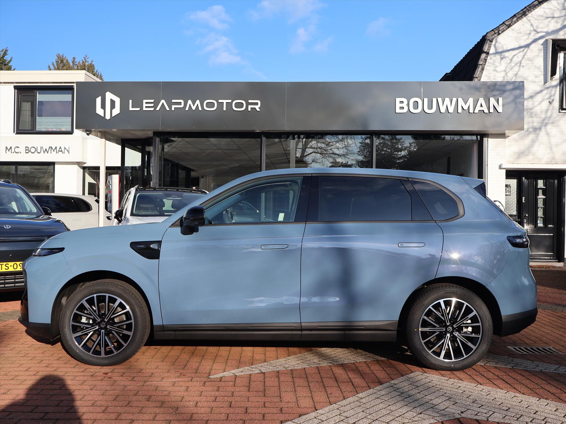 Leapmotor B10 EV 67,1 kWh 218PK Design ProMax, Rijklaarprijs | NIEUW | Panoramadak | Navigatie | Camera | Adaptieve Cruise Control - Afbeelding 3