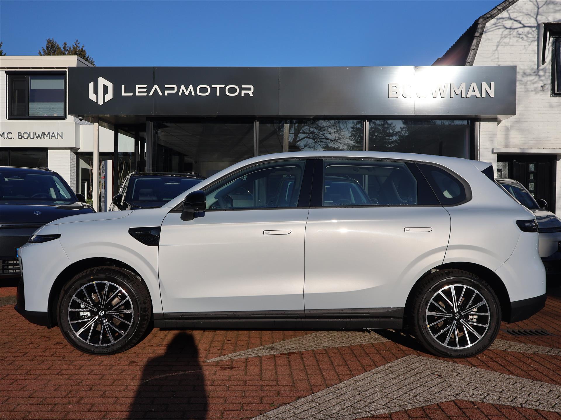 Leapmotor B10 EV 56,2 kWh 218PK Life Pro, Rijklaarprijs | NIEUW | Panoramadak | Navigatie | Camera | Adaptieve Cruise Control - Afbeelding 3