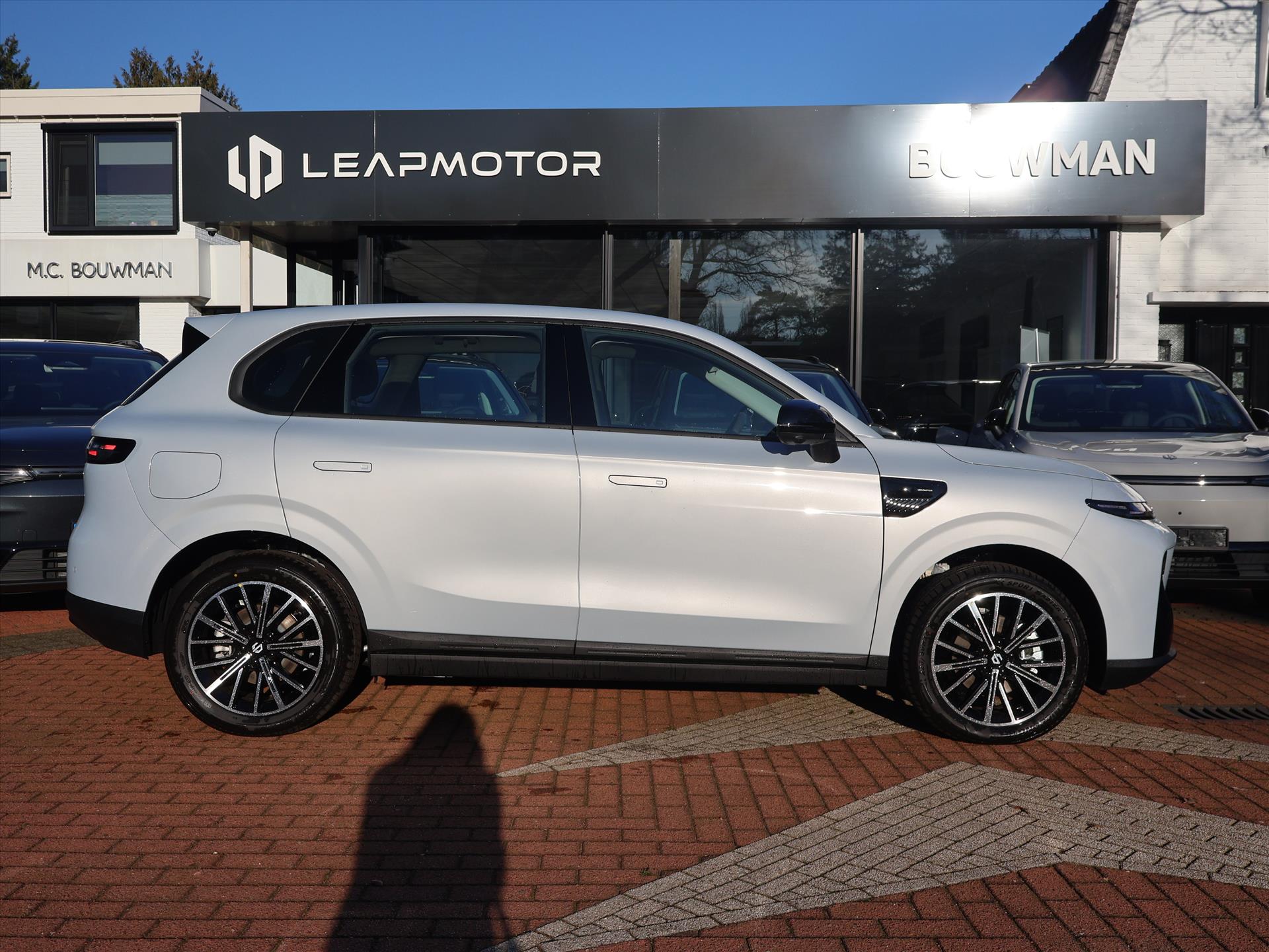 Leapmotor B10 EV 56,2 kWh 218PK Life Pro, Rijklaarprijs | NIEUW | Panoramadak | Navigatie | Camera | Adaptieve Cruise Control - Afbeelding 4