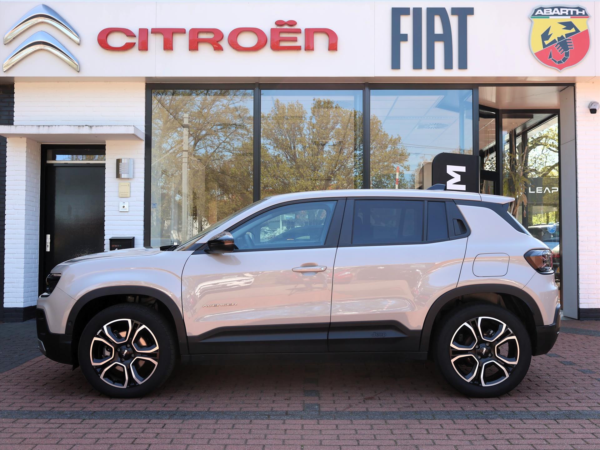 Jeep Avenger 1.2T e-Hybrid 110PK Automaat Summit, Rijklaarprijs | Navigatie | JBL Audio | Camera | Elektrische kofferklep - Afbeelding 2