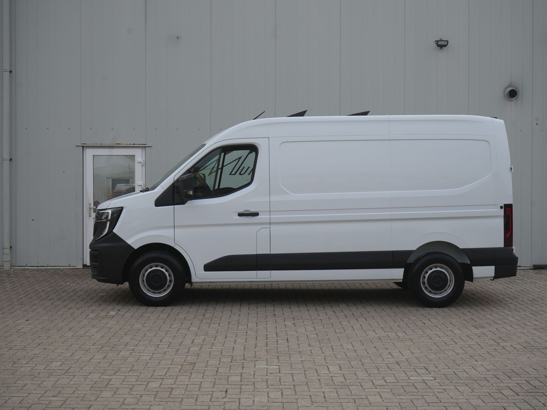 Renault Master T35 2.0 dCi 130 L2H2 Advance *NIEUW!* - Incl. Volledige betimmering & Trekhaak! - Afbeelding 2