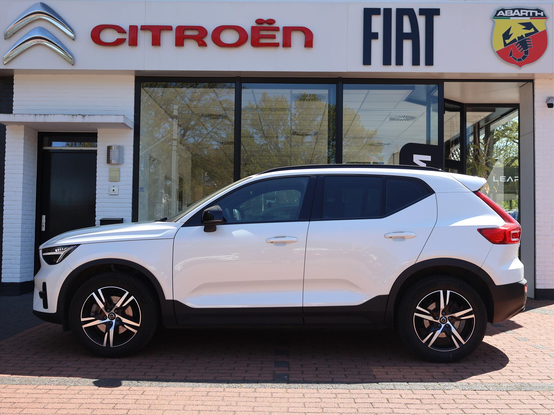 Volvo XC40 B4 197PK Mild Hybrid Automaat Plus Dark, Rijklaarprijs | Leder | Trekhaak wegklapbaar | Stoelverwarming - Afbeelding 2