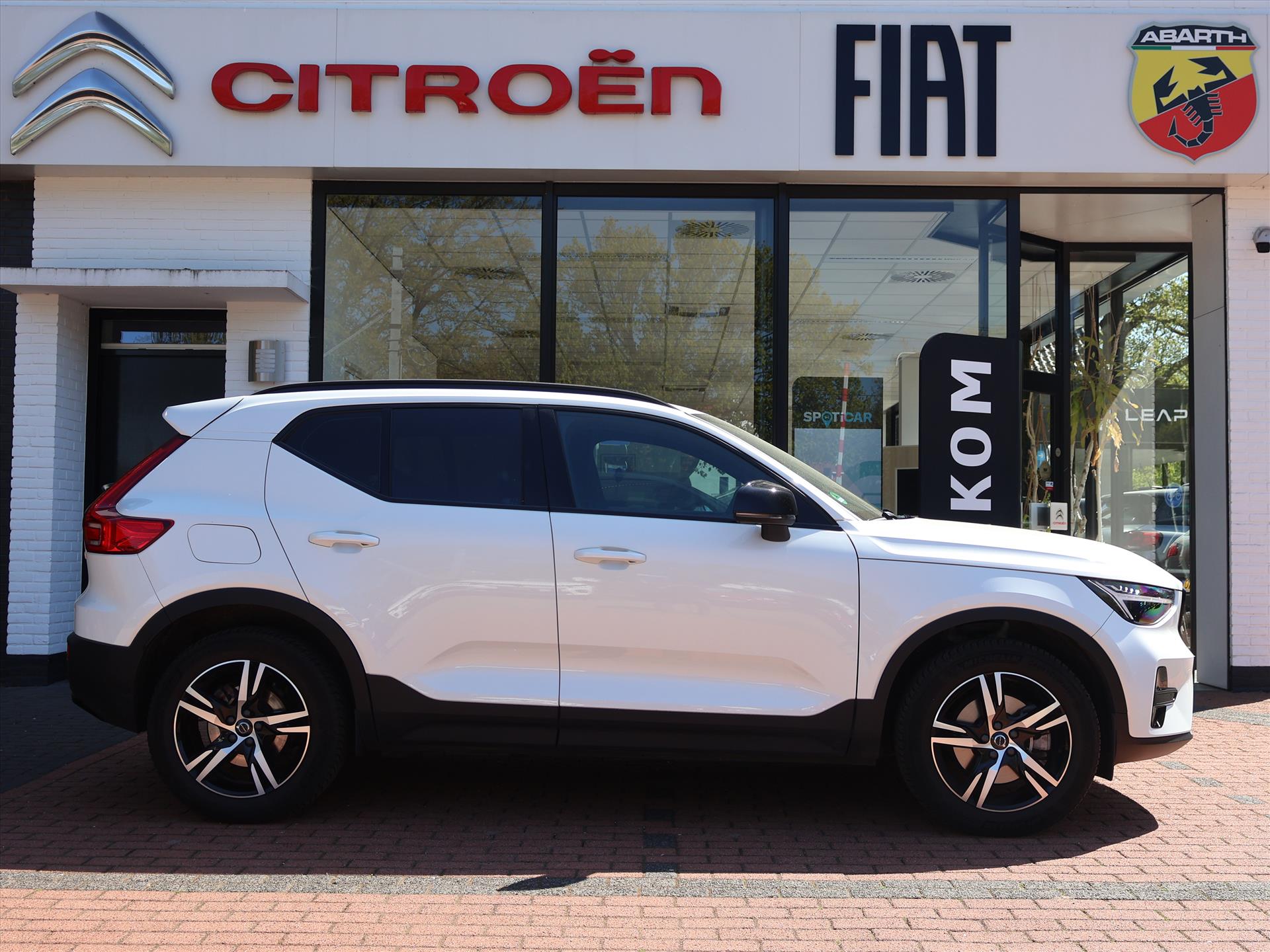 Volvo XC40 B4 197PK Mild Hybrid Automaat Plus Dark, Rijklaarprijs | Leder | Trekhaak wegklapbaar | Stoelverwarming - Afbeelding 3