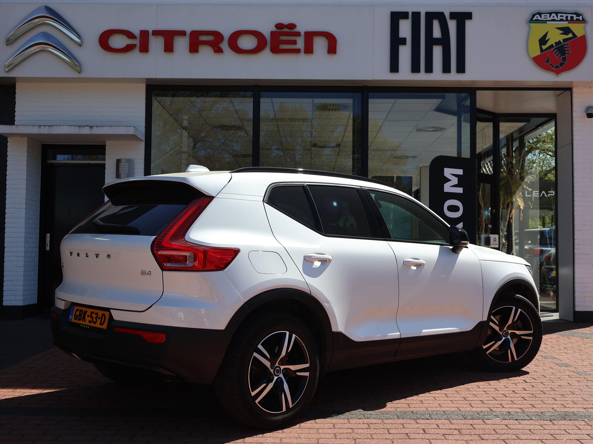 Volvo XC40 B4 197PK Mild Hybrid Automaat Plus Dark, Rijklaarprijs | Leder | Trekhaak wegklapbaar | Stoelverwarming - Afbeelding 4