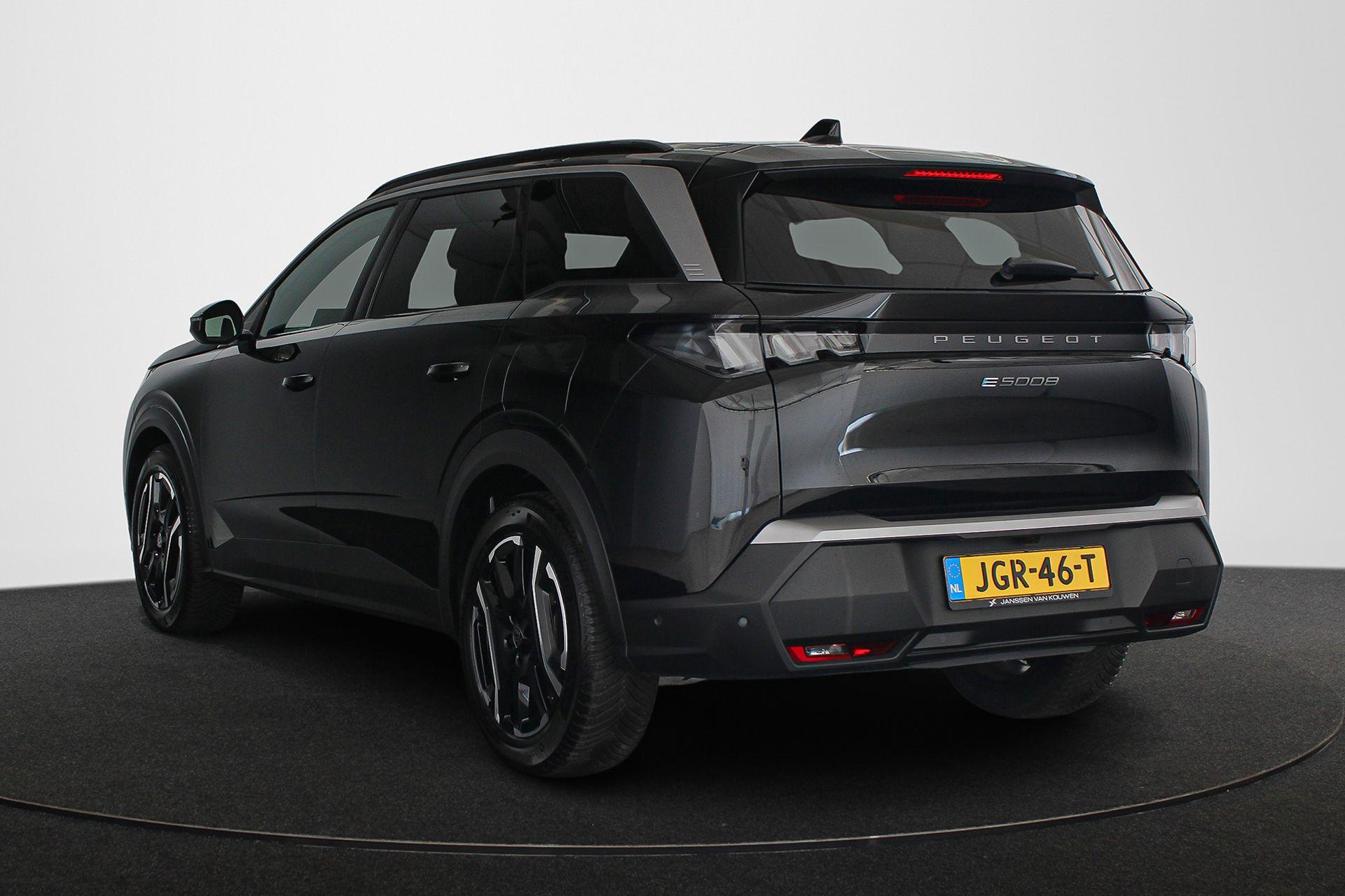 Peugeot e-5008