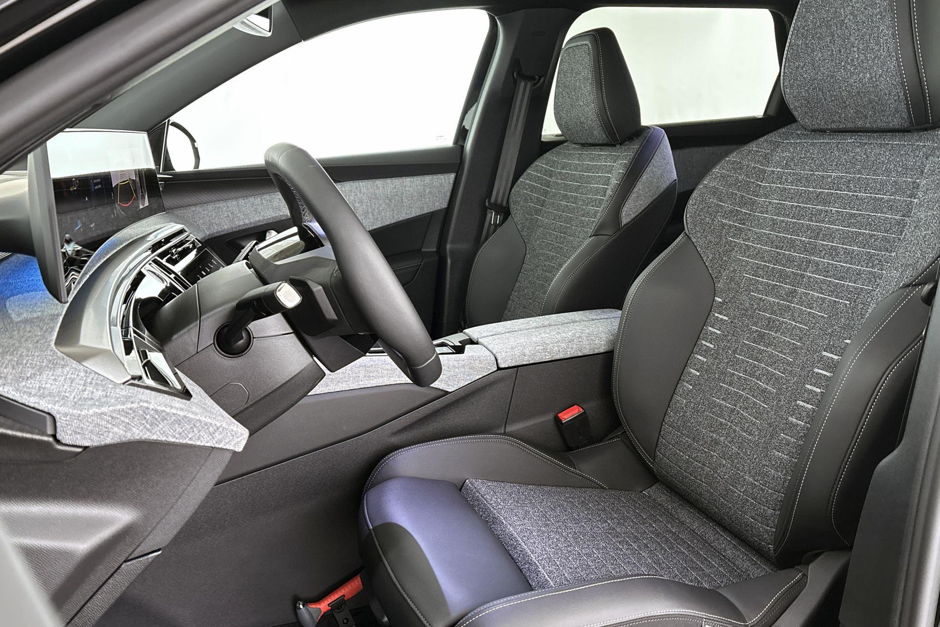 Peugeot e-5008