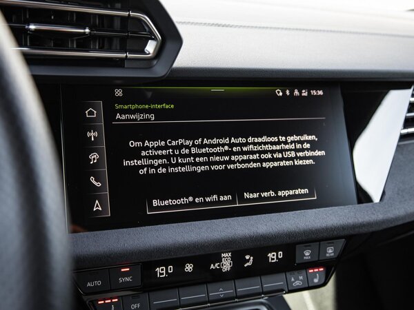 Apple Carplay/Android Auto Apple Carplay/Android Auto