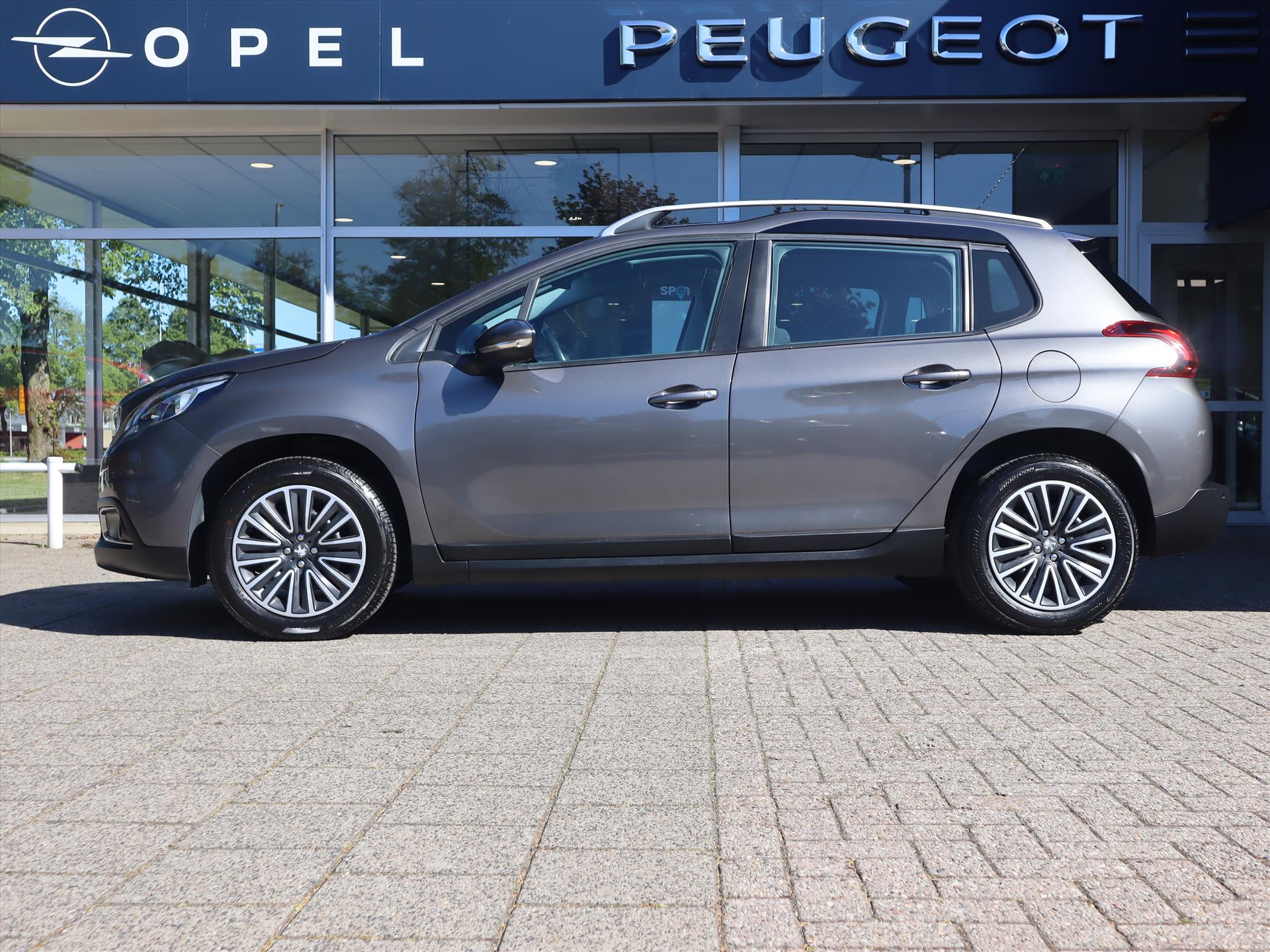 Peugeot 2008 SUV Active PureTech 110pk S&S EAT6 automaat, Rijklaarprijs, Navigatie Panoramadak Trekhaak - Afbeelding 2