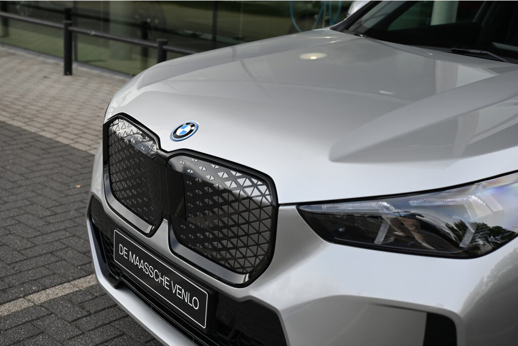 BMW iX1 11
