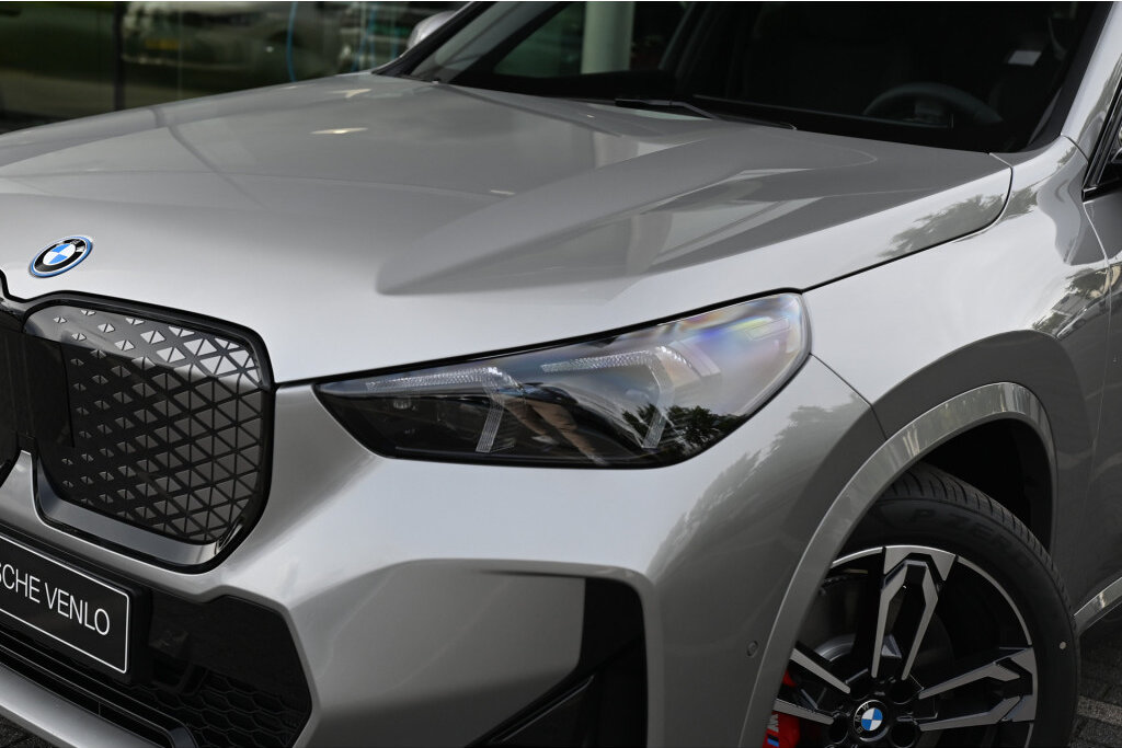 BMW iX1 14