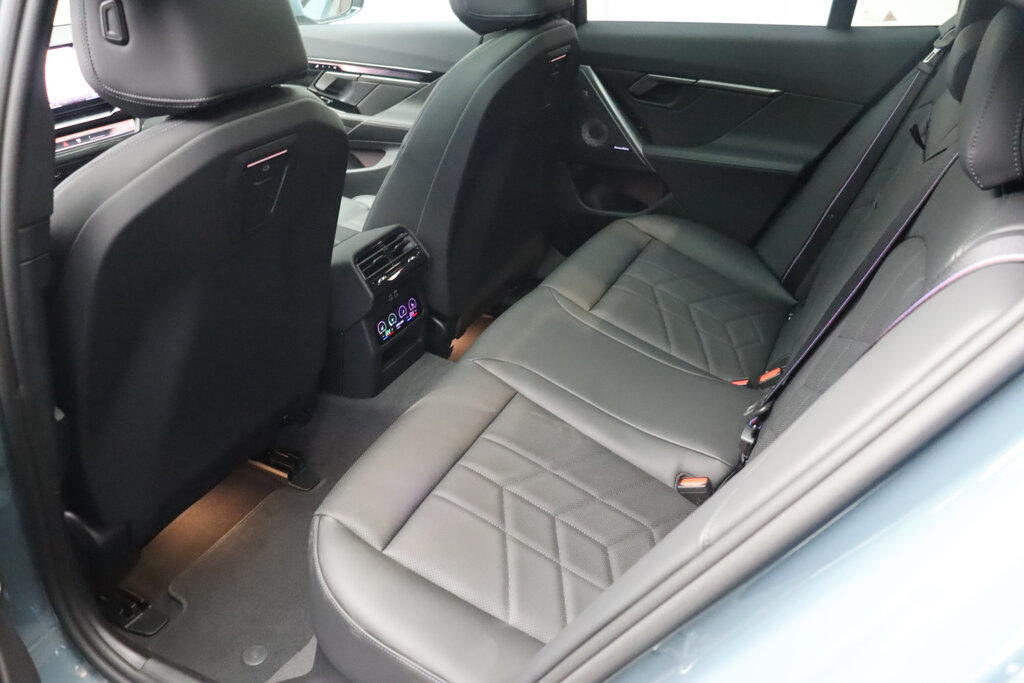 BMW i5 25