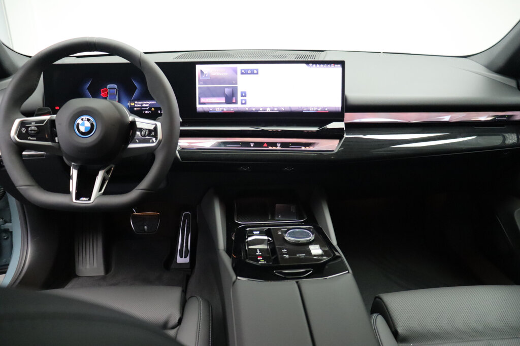 BMW i5 27