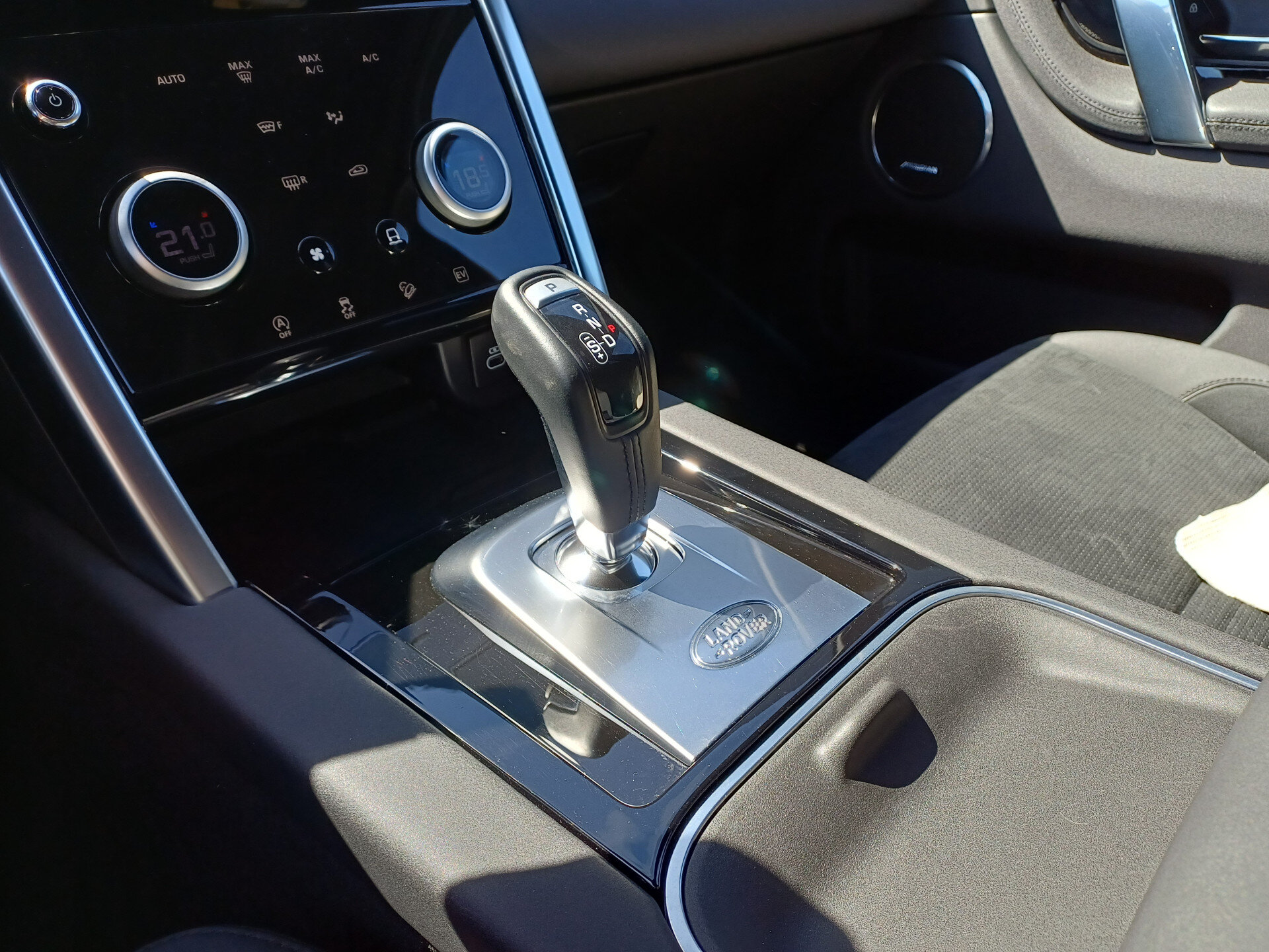 Land Rover Discovery Sport P300e 309pk AWD SE - Afbeelding 3