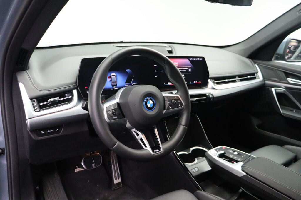 BMW iX1 11