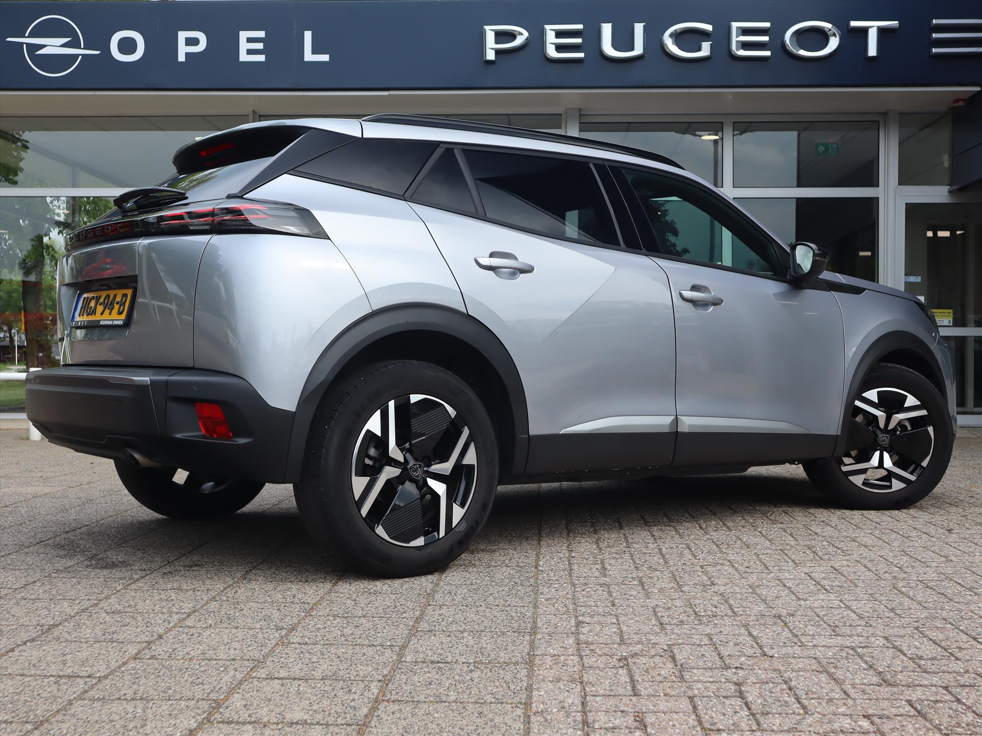 Peugeot 2008 SUV Allure PureTech 100pk H6, Rijklaarprijs, Navigatie Keyless Entry Sensoren voor en achter - Afbeelding 4