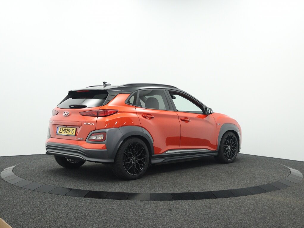 Hyundai Kona EV Premium Sky Sport 64 kWh | Verlaagd | Leder | Navigatie | Ca - Afbeelding 2