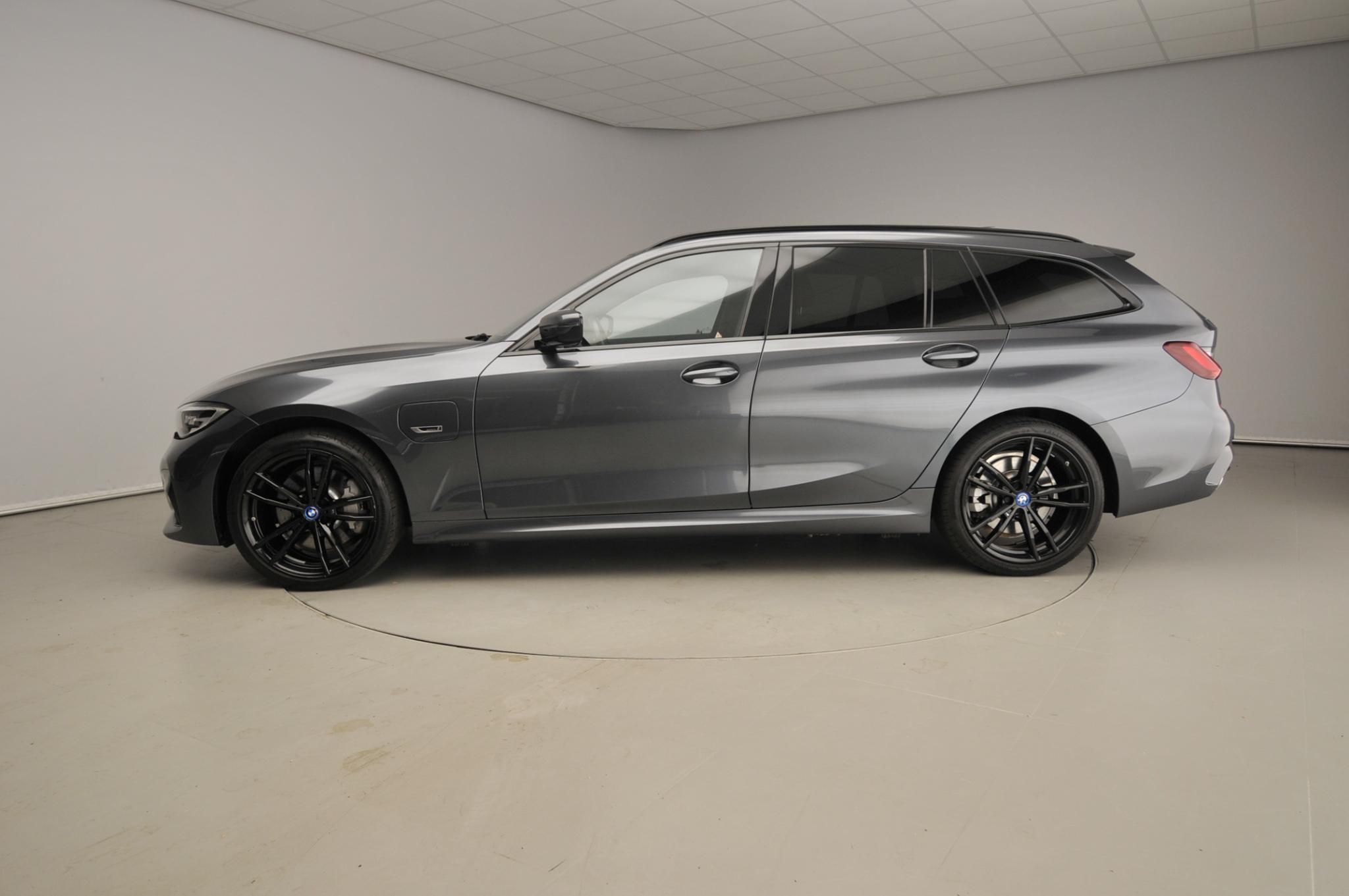BMW 3 Serie Touring 330e xDrive - Bild 2