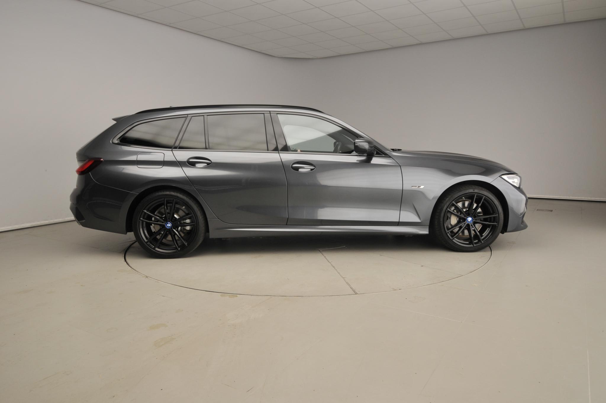 BMW 3 Serie Touring 330e xDrive - Bild 4