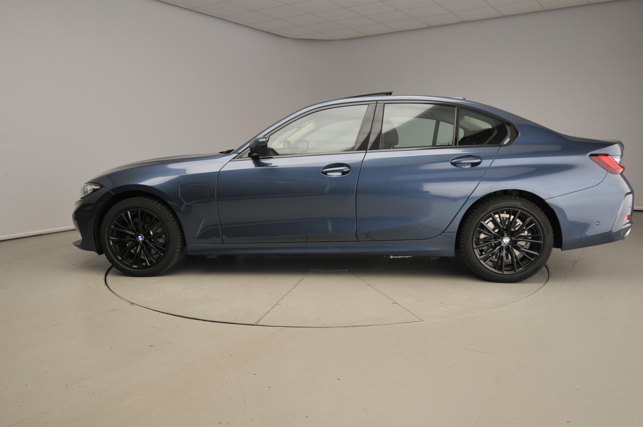 BMW 3 Serie Sedan 330e - Afbeelding 2