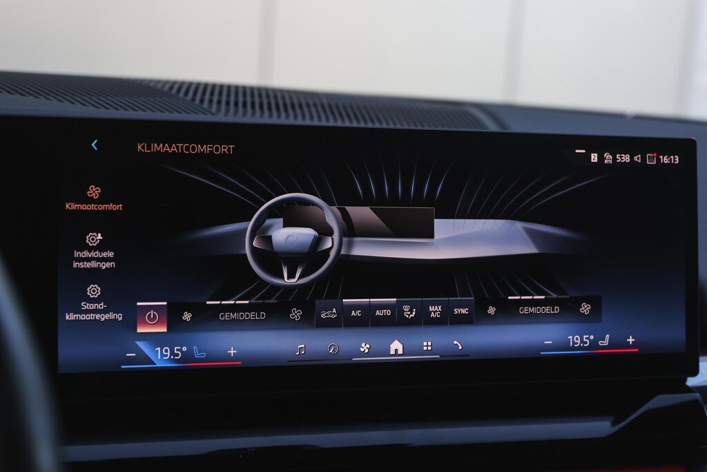 BMW i5 23