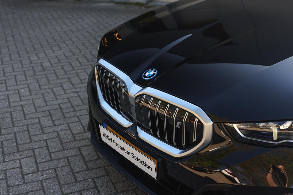 BMW i5 28