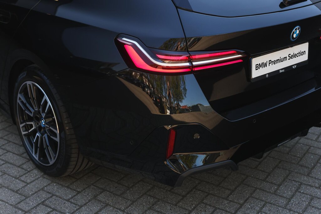 BMW i5 33