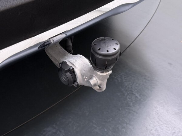 Trekhaak met ESP® aanhangwagenstabilisatie en volledig elektrisch wegklapbare kogelkop