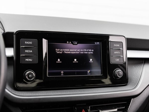 Apple Carplay/Android Auto Apple Carplay/Android Auto