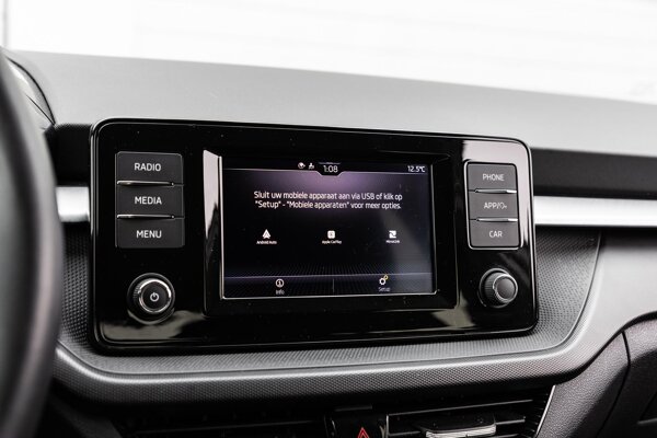 Apple Carplay/Android Auto Apple Carplay/Android Auto