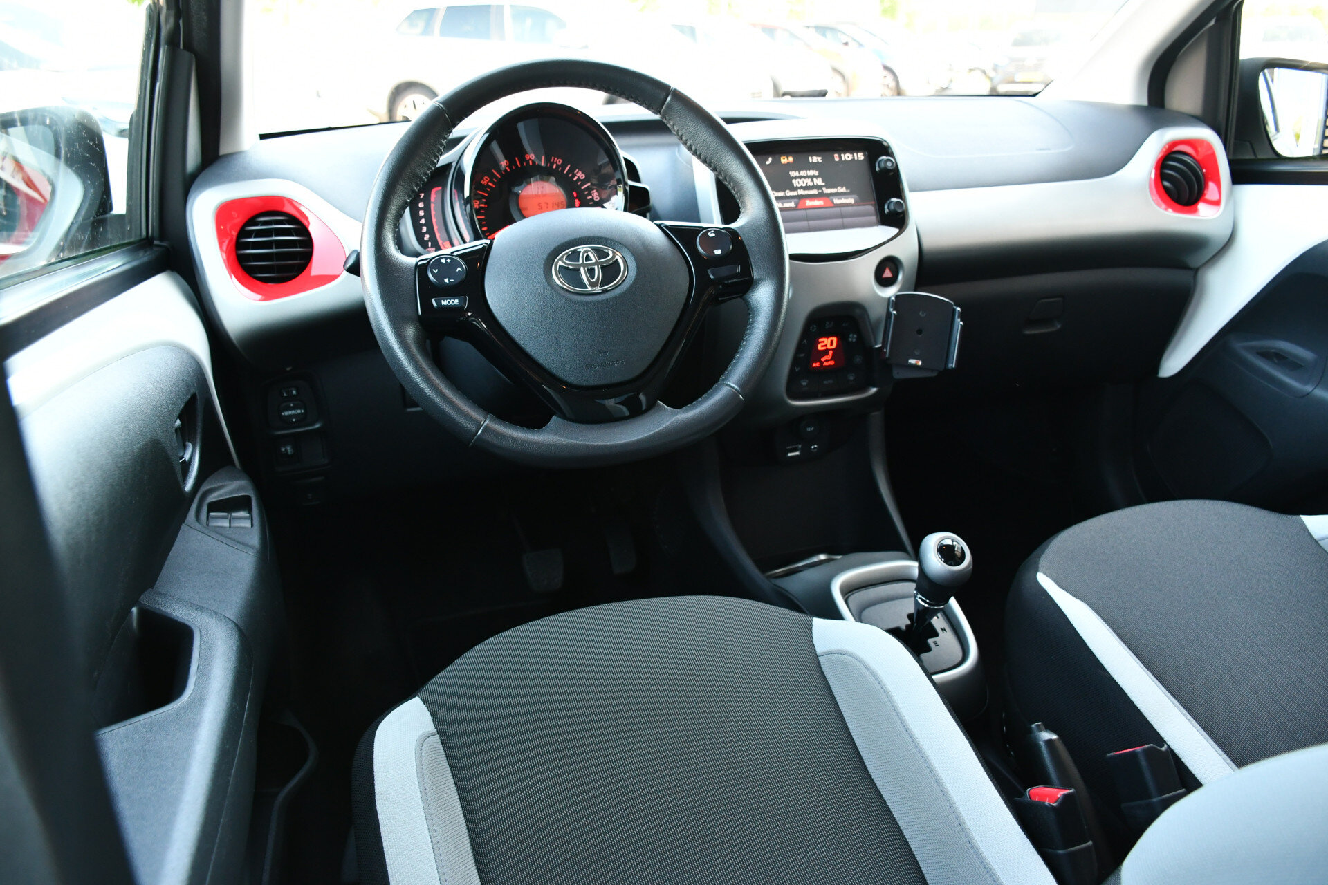 Toyota Aygo 1.0 VVT-i x-cite Automaat 5-deurs 69pk - Afbeelding 2