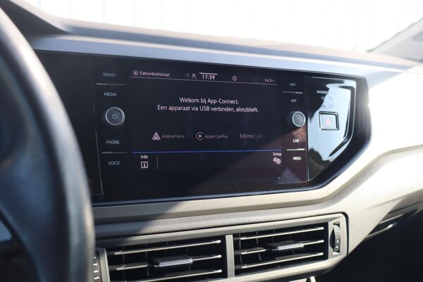 Apple Carplay/Android Auto Apple Carplay/Android Auto