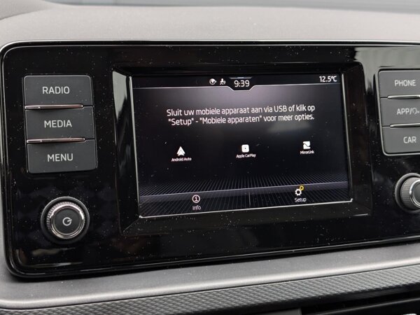Apple Carplay/Android Auto Apple Carplay/Android Auto