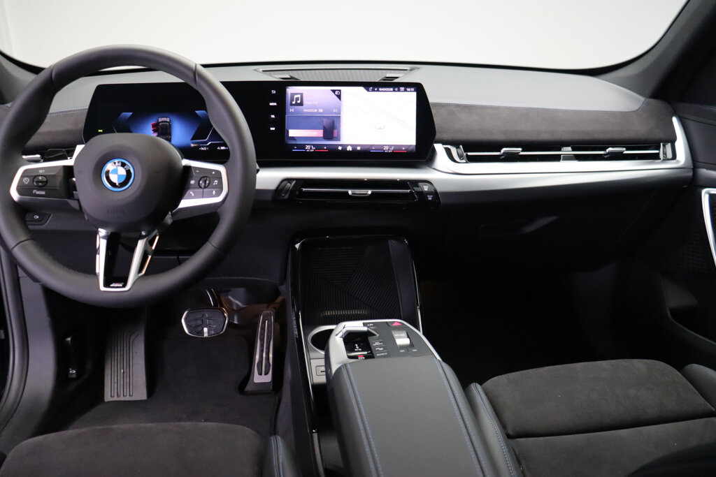 BMW iX1 21