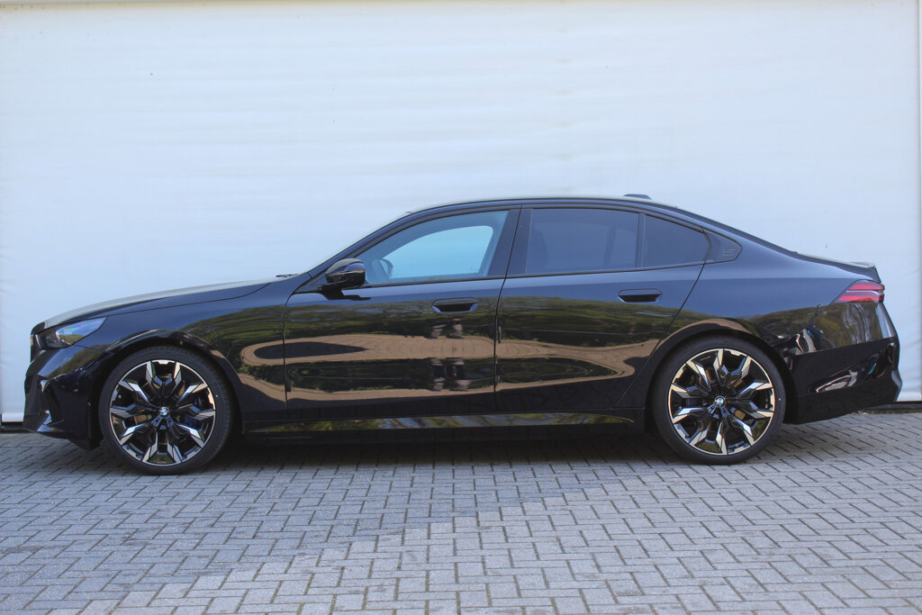 BMW i5 28