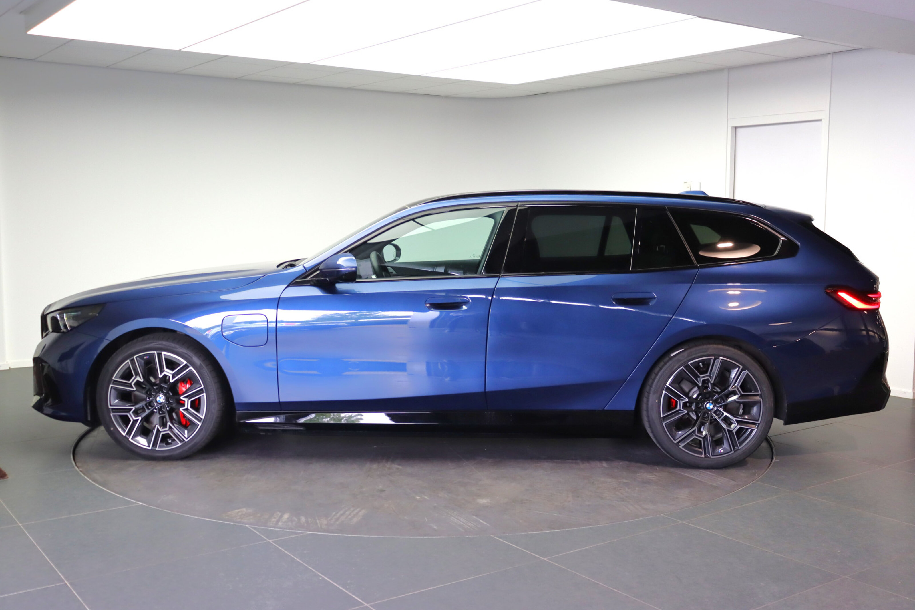 BMW 5 Serie Touring 550e xDrive M Sport Automaat