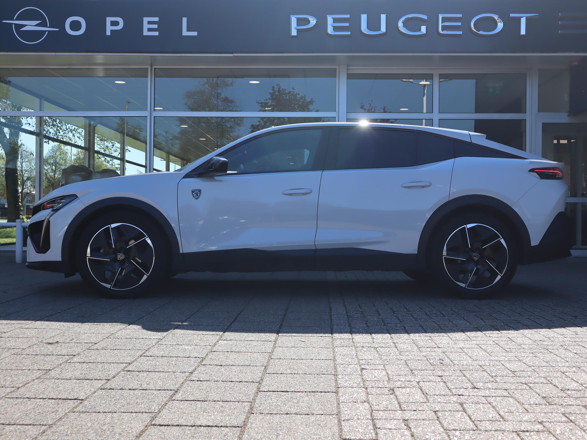 Peugeot 408 GT Hybrid 145pk e-DCS6 Automaat, Rijklaarprijs, Navigatie 360 graden Camera Adaptieve cruise control Elekrtische kofferklep - Afbeelding 3