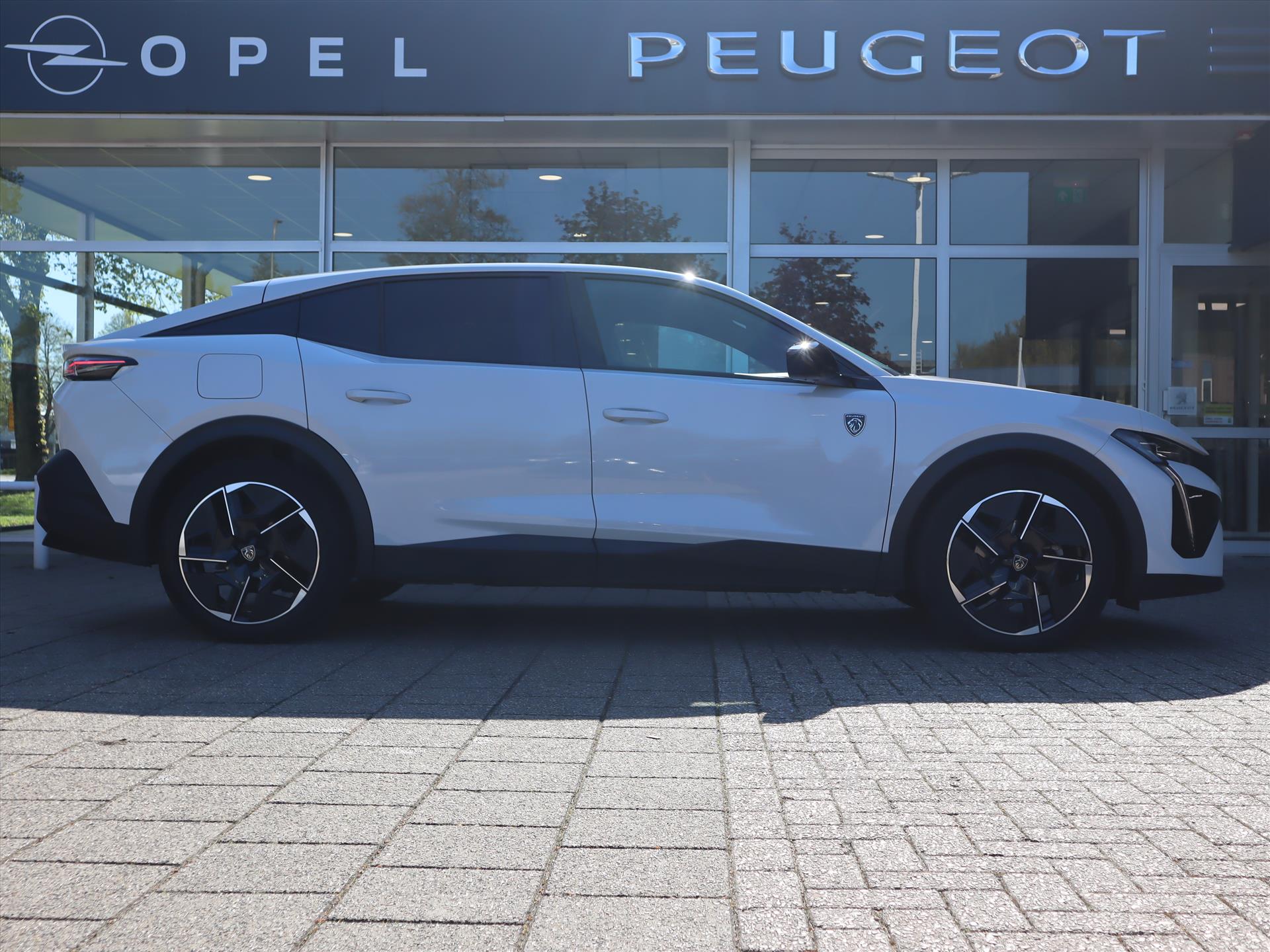 Peugeot 408 GT Hybrid 145pk e-DCS6 Automaat, Rijklaarprijs, Navigatie 360 graden Camera Adaptieve cruise control Elekrtische kofferklep - Afbeelding 4