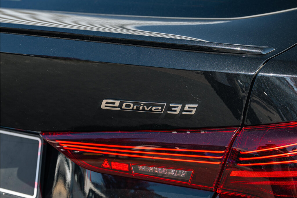 BMW i4 14